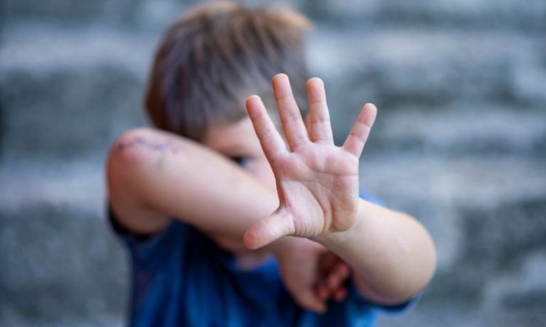 Un nene le escribió a Dios para pedir “Que mi mamá deje de pegarnos”