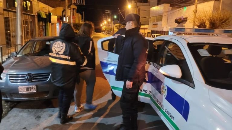 Una mujer tenía pedido de captura, pero se divertía en un bar