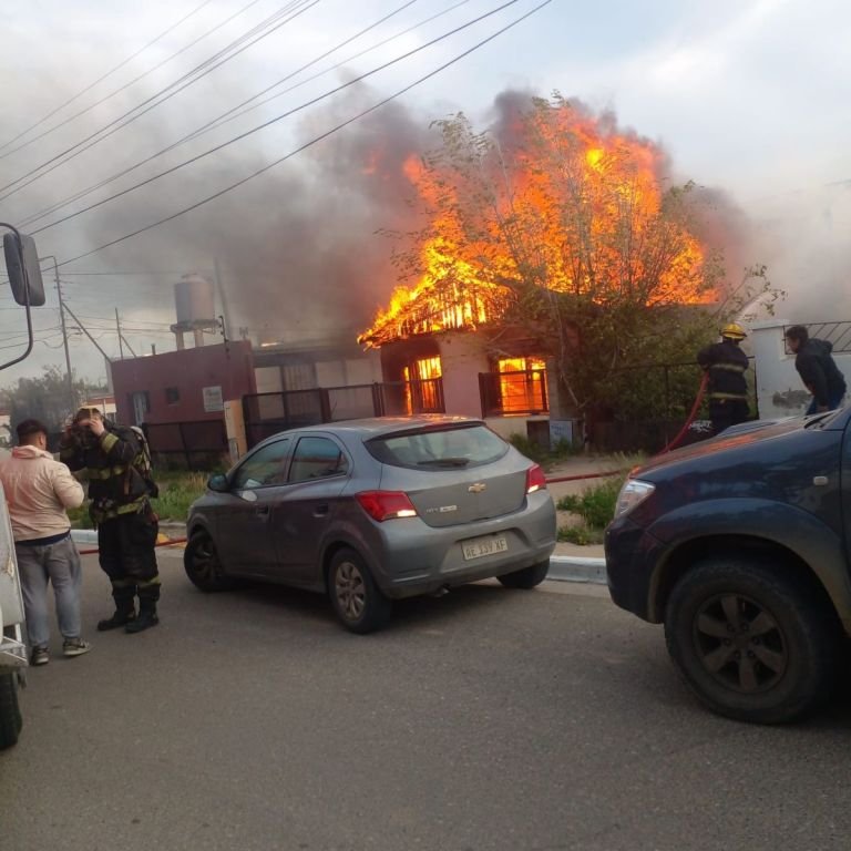 Vendieron un terreno en barrio Roca y una de las casas ubicada en el lugar fue incendiada