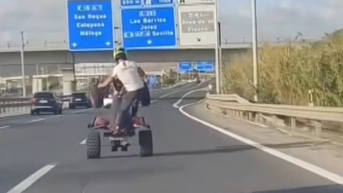 Vídeo | Investigan al conductor de un quad por hacer caballitos en la A-7 | Vídeos