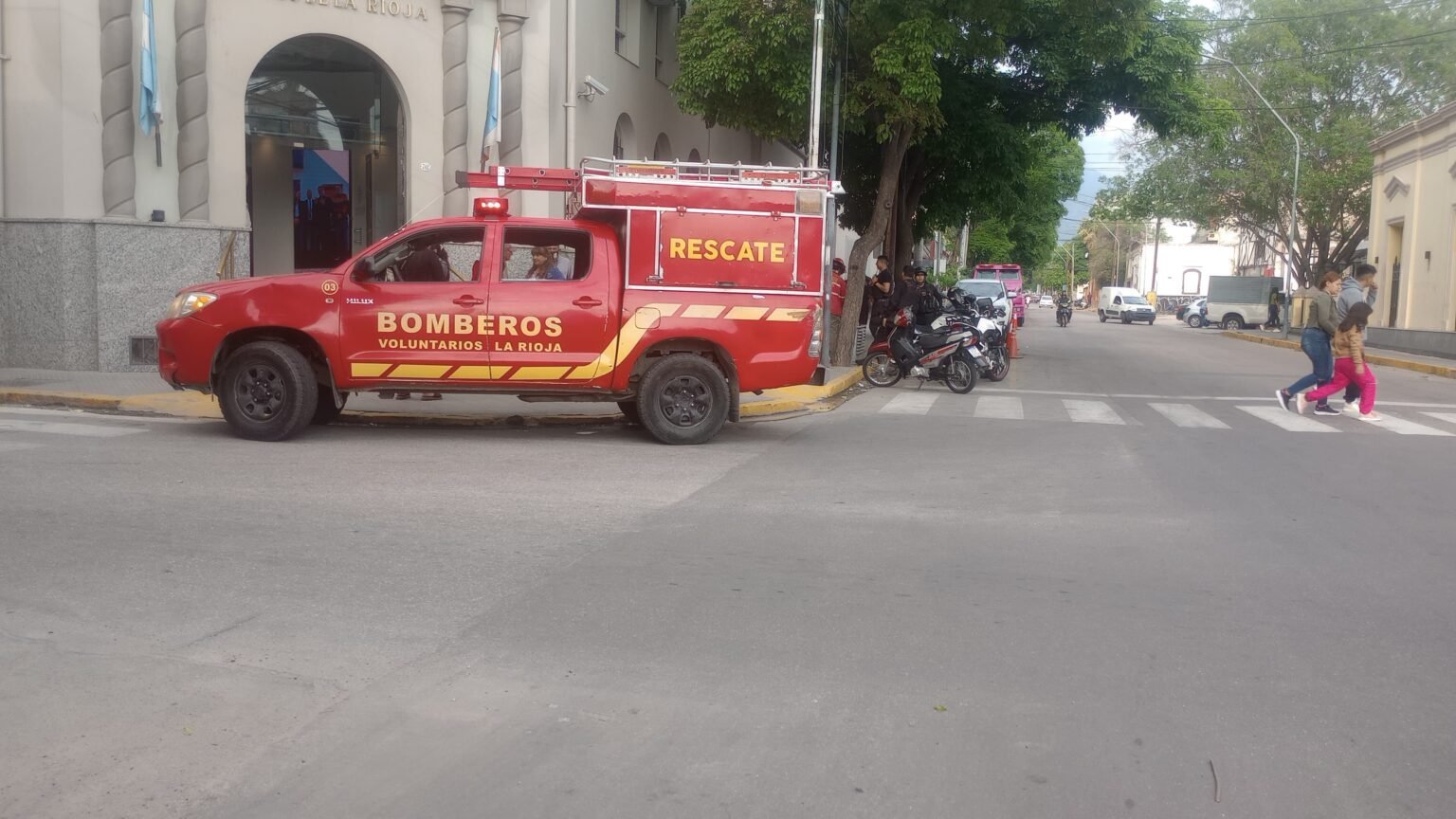 Septuagenario cayó cuando caminaba por avenida céntrica y sufrió lesiones leves