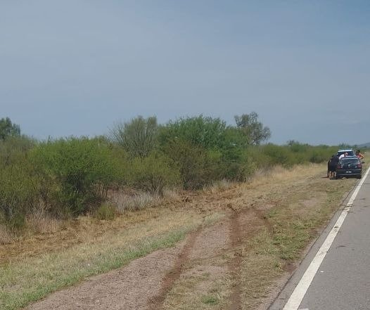 Tres hombres derraparon con su auto en el camino a Ulapes