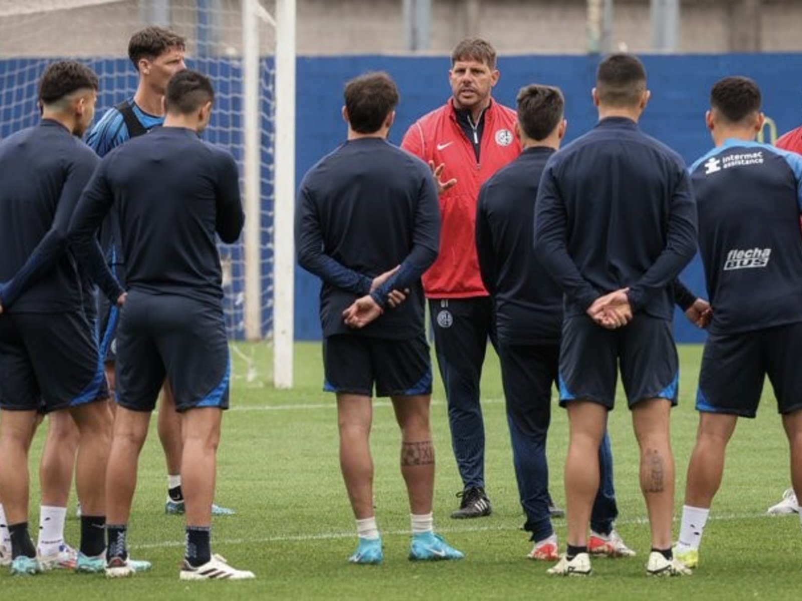 a la espera del DT y con números en rojo, 40 barras apretaron a los jugadores en pleno entrenamiento