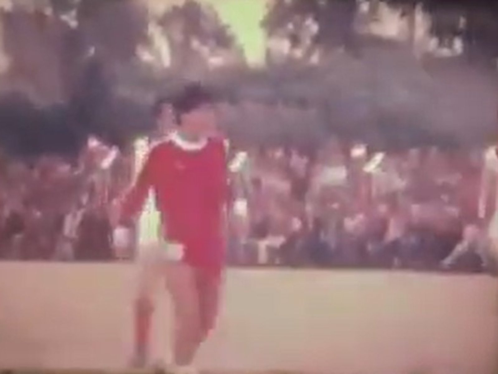 apareció un video inédito de Diego jugando un amistoso con Argentinos Juniors tras viajar 12 horas en tren a La Pampa
