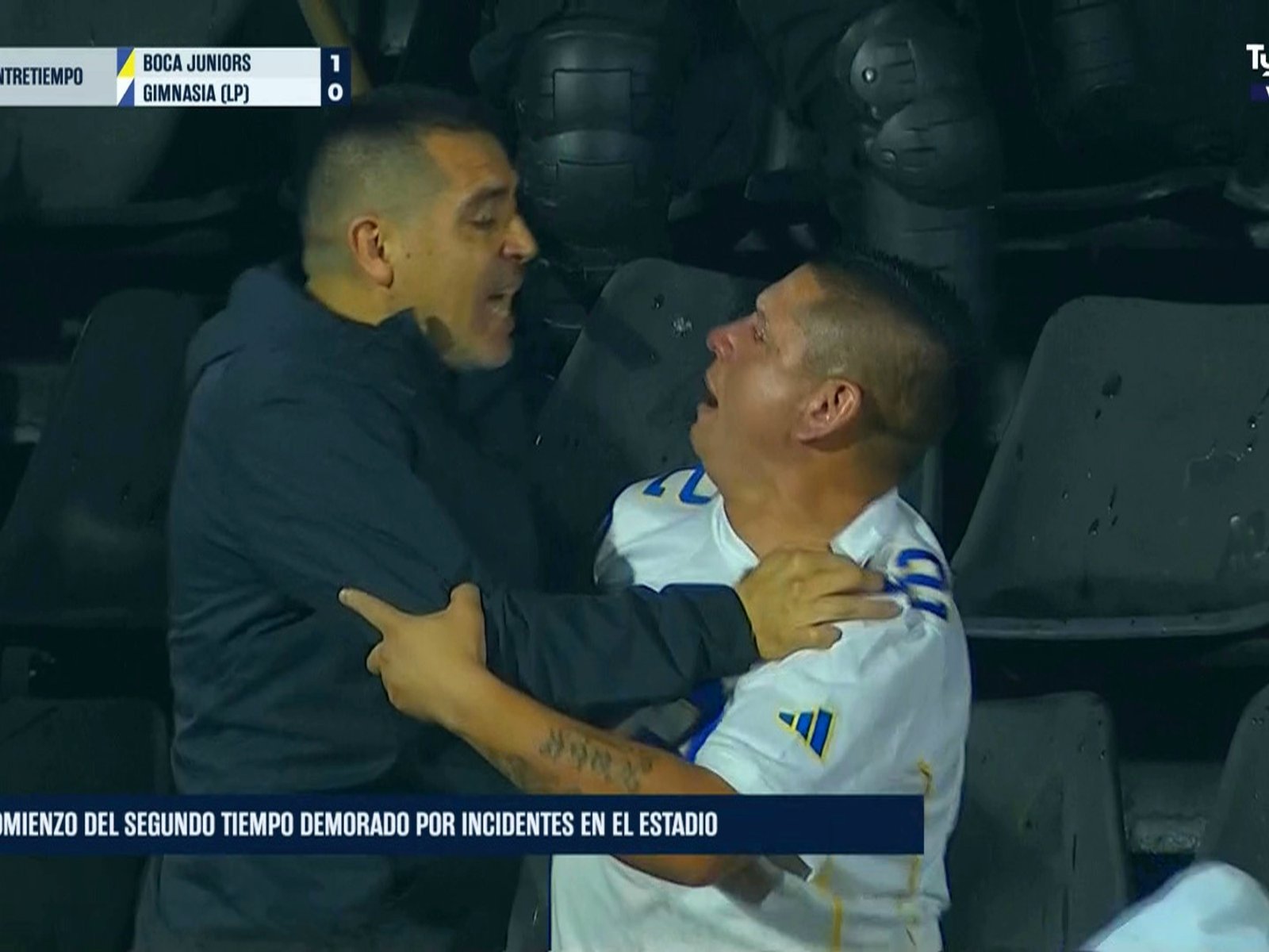 brutal enfrentamiento entre hinchas de Boca, Gimnasia y la Policía, con Riquelme en medio de la tribuna por la Copa Argentina