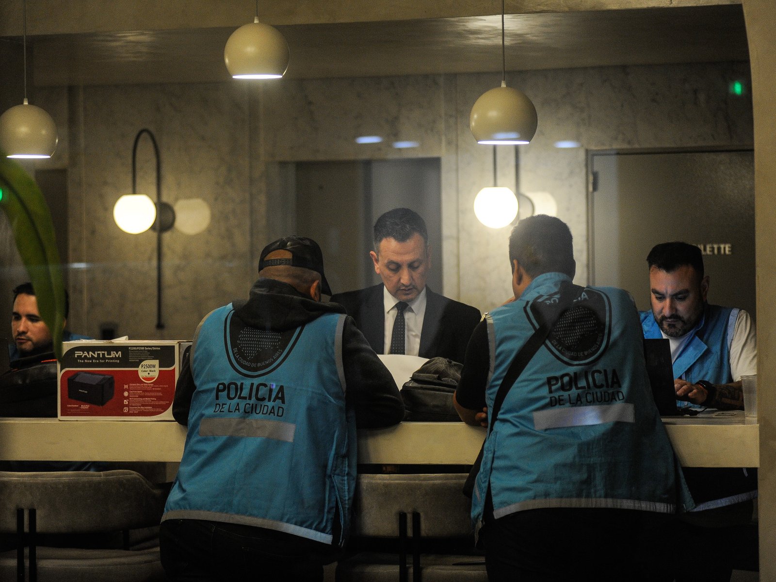 buscan documentación en el hotel donde murió el ex One Direction