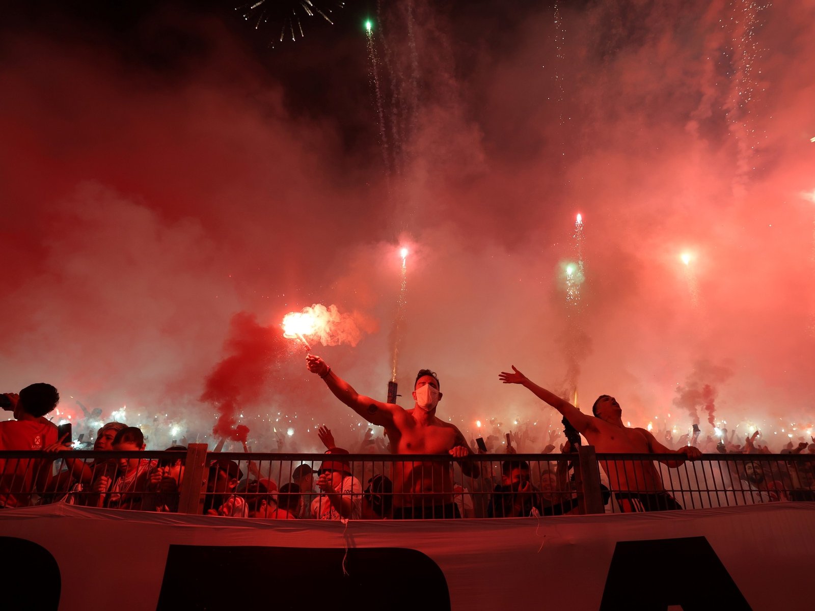clausuran el estadio Monumental tras el recibimiento con bengalas en el partido con Mineiro