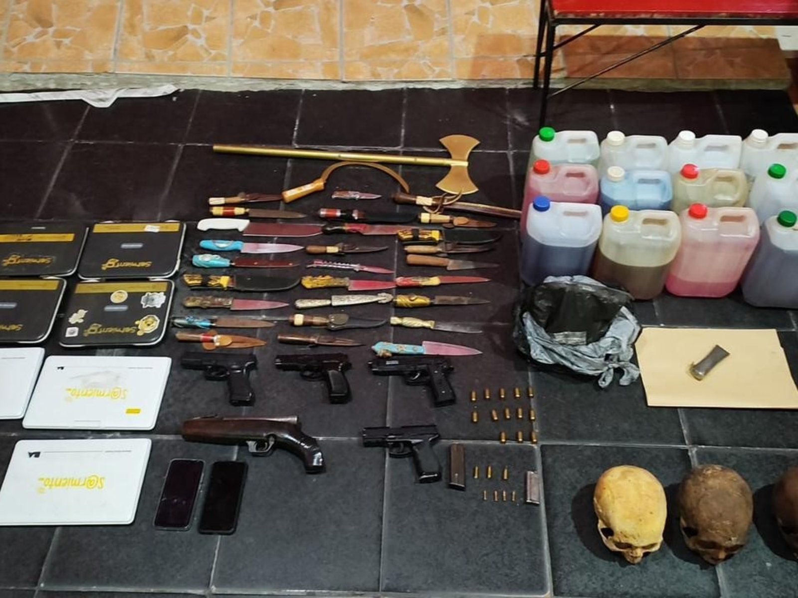 cráneos, armas, netbooks del Gobierno y un cantante de cumbia detenido
