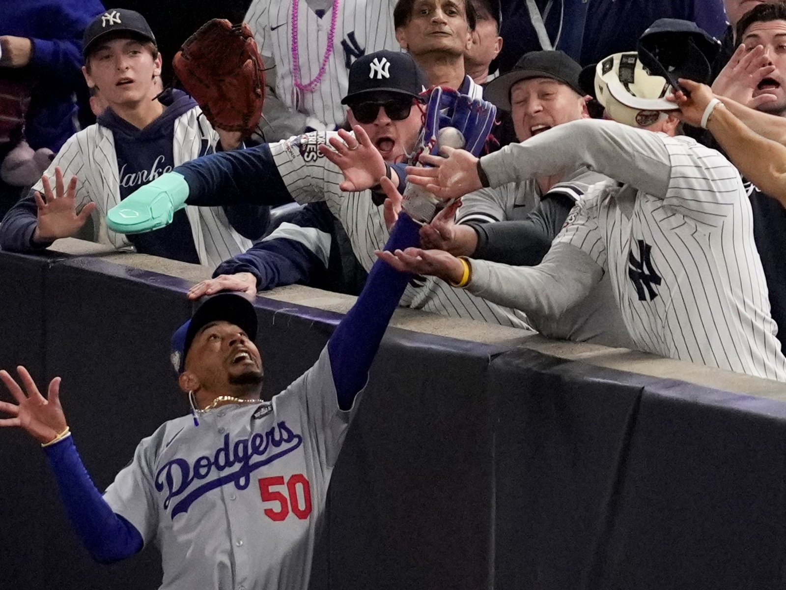 dos hinchas de los Yankees le arrebataron una pelota a un jugador de los Dodgers y los echaron del estadio