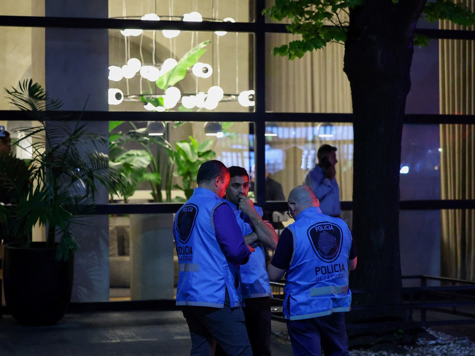 el llamado desde el hotel al 911 denunciando que estaban destrozando una habitación