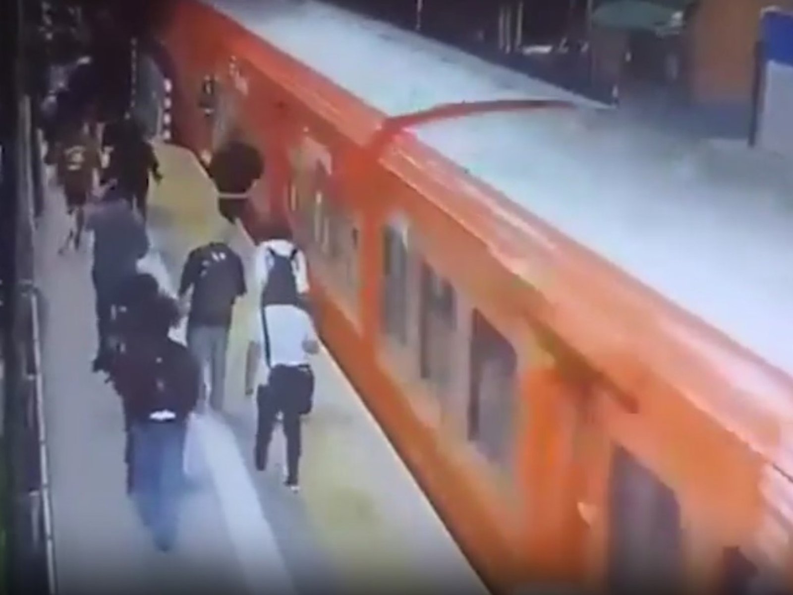 le robaron el celular, la arrojaron del tren y cayó a las vías del Belgrano Norte