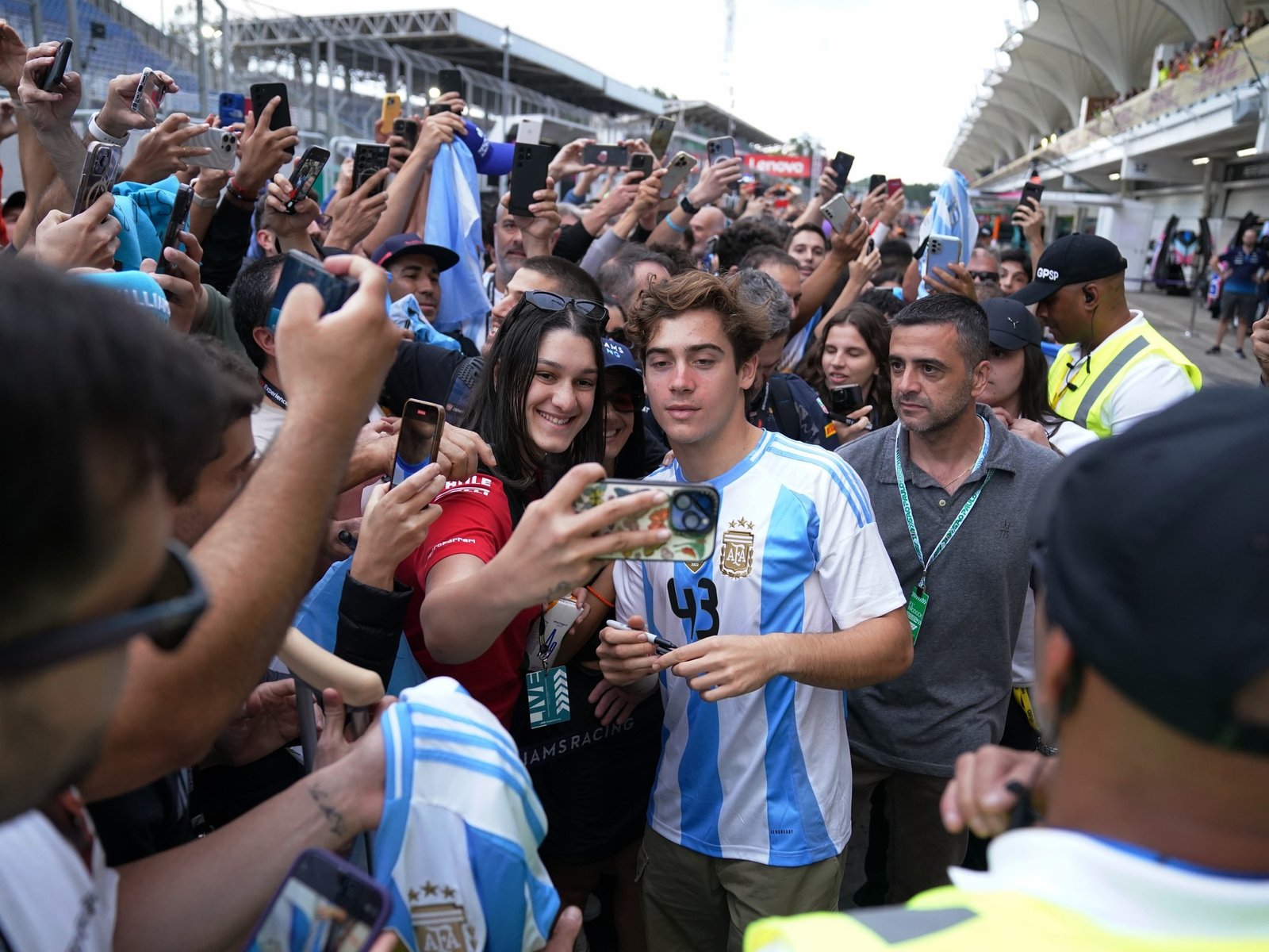 los fanáticos argentinos fueron a darle la bienvenida a Interlagos y la F1 vivió un momento único
