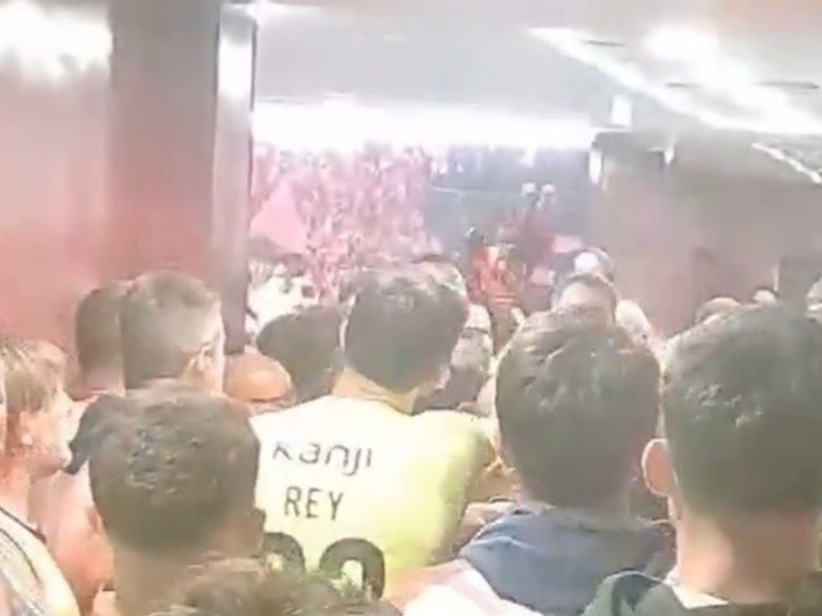 los jugadores de Lanús e Independiente se trenzaron camino a los vestuarios