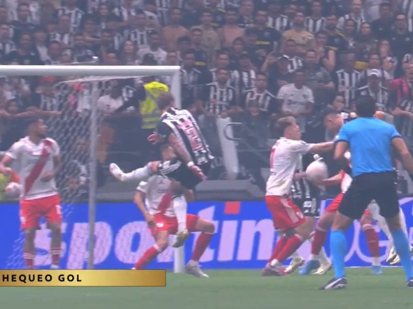por qué no cobraron penal por la mano de González Pírez en Brasil