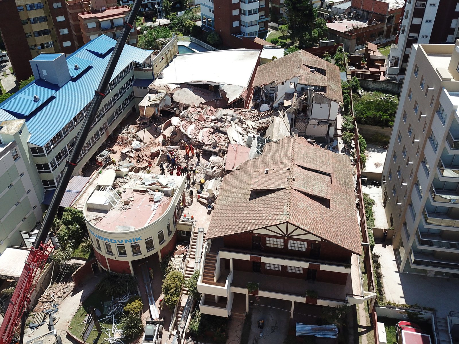 rajaduras y problemas en los cimientos, la principal hipótesis