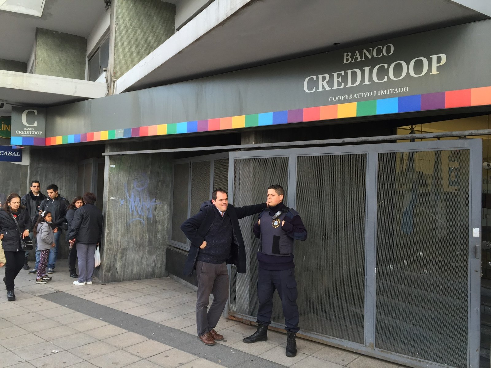 rompieron los vidrios y se llevaron bolsas con dinero