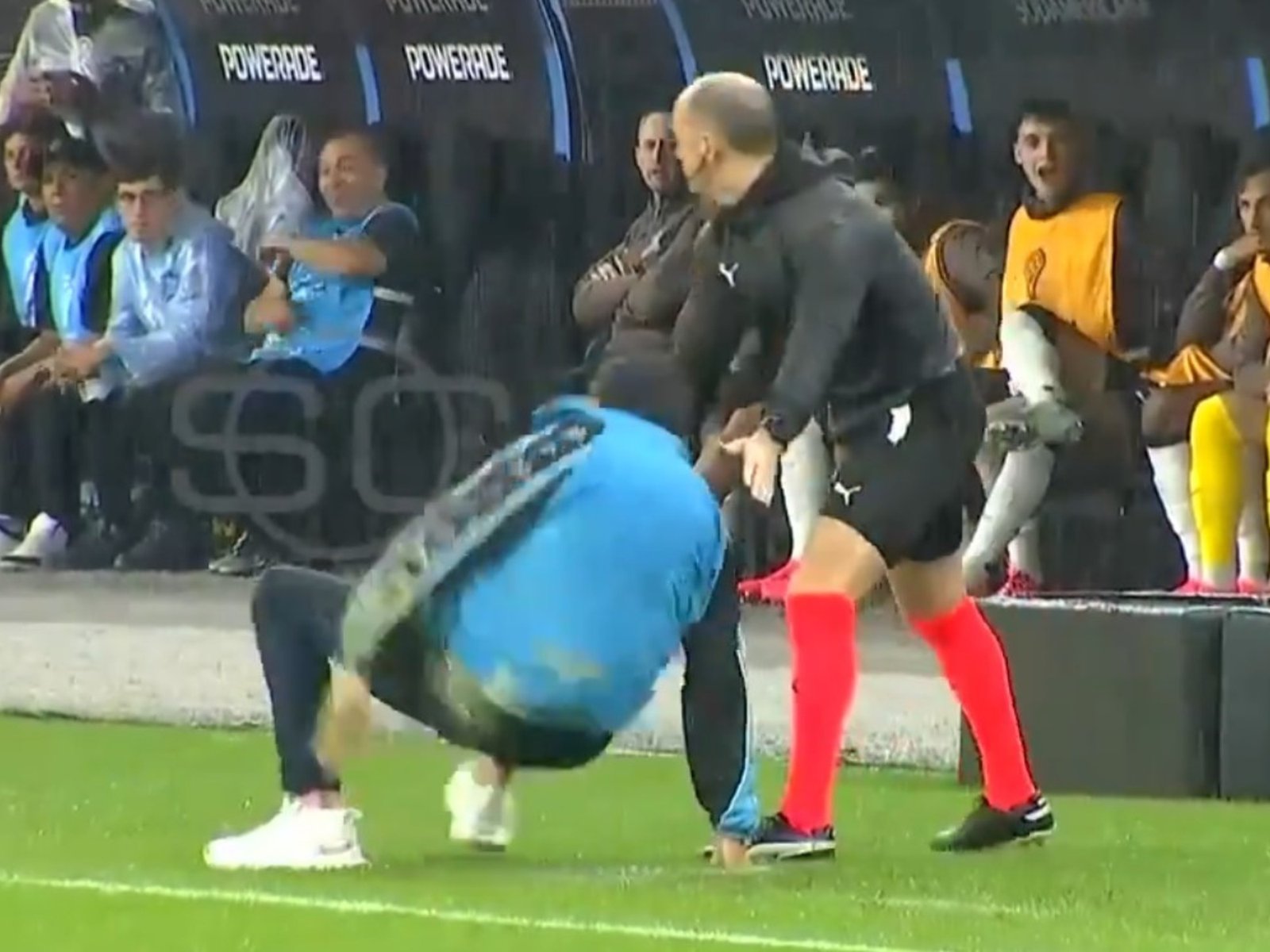 sus dos caídas que provocaron la burla de los suplentes de Corinthians ante Racing