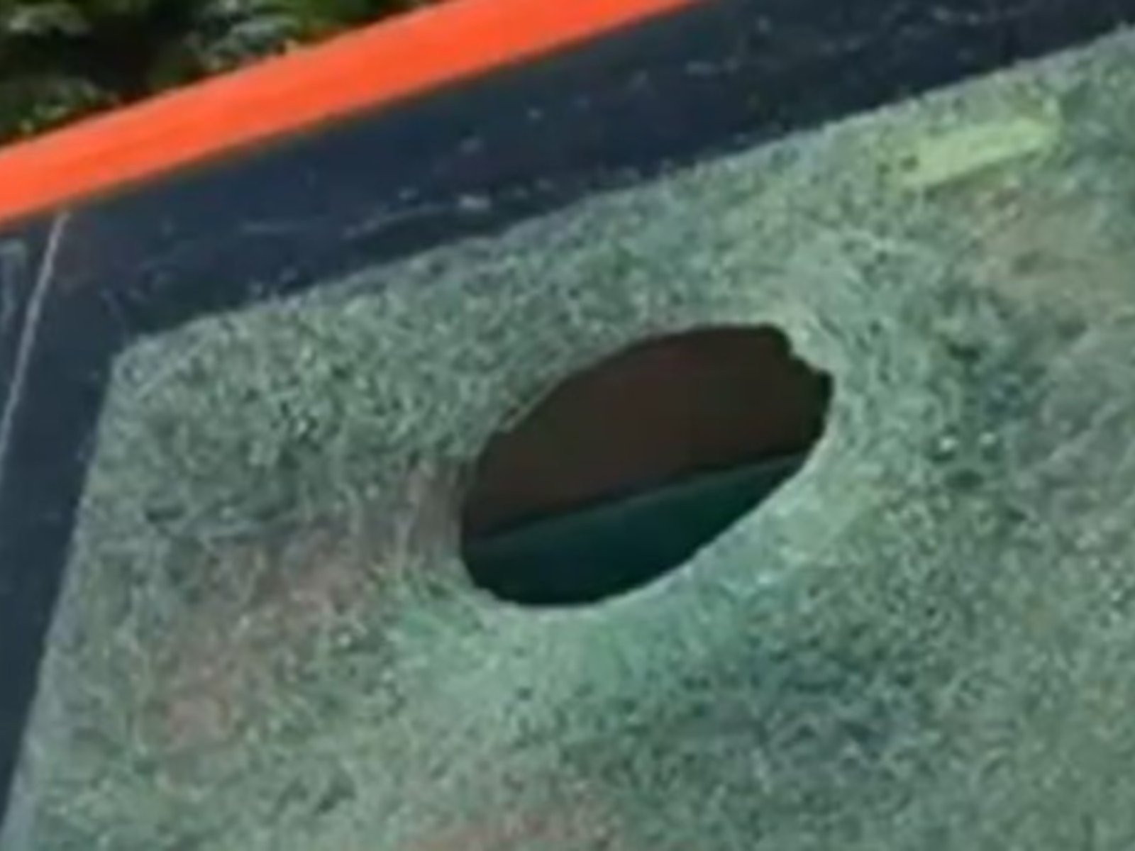 tres detenidos por pedradas y demora al micro del plantel rumbo al Monumental
