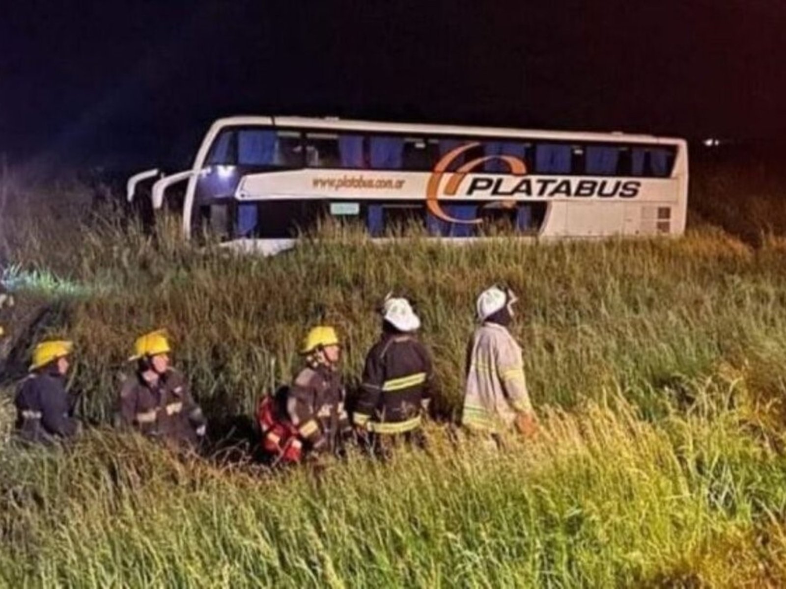 un chofer sufrió un paro cardíaco, despistó y el micro terminó en una zanja