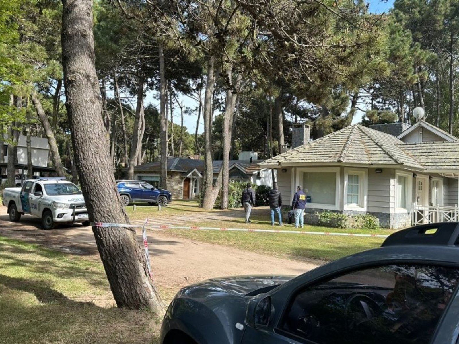 un hombre hirió gravemente a un policía de un disparo porque lo confundió con un ladrón