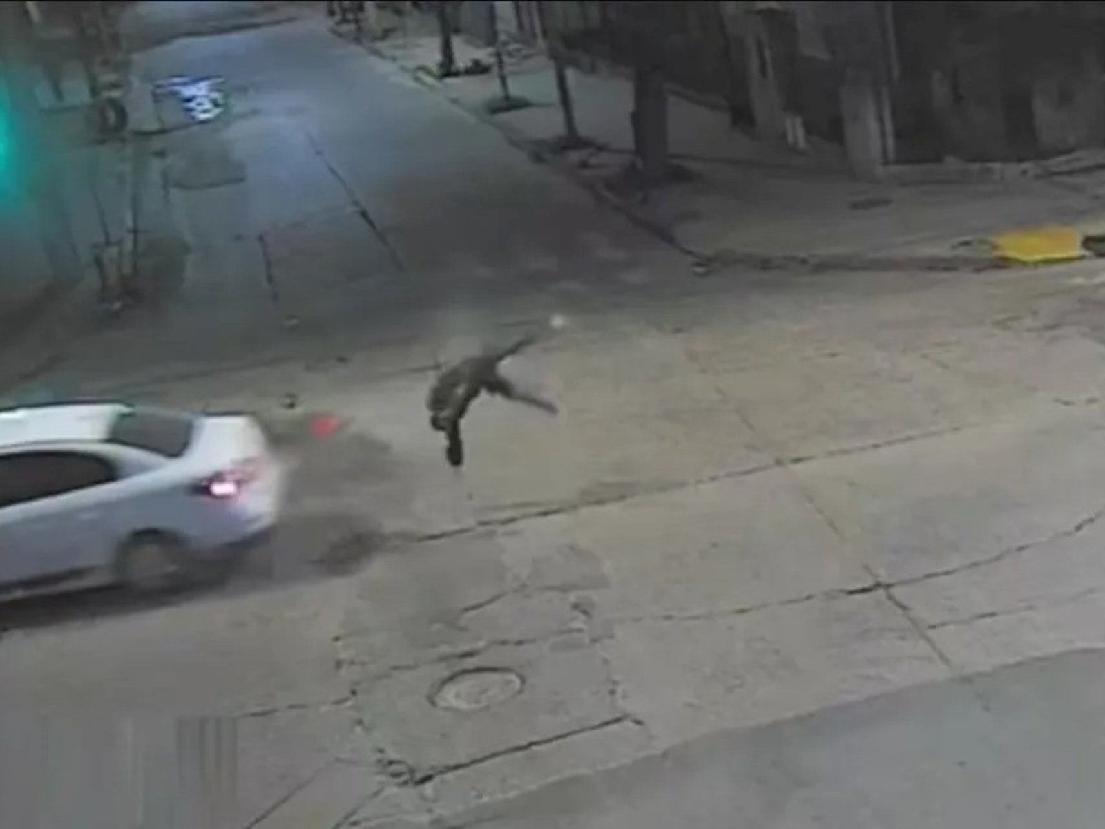 un motociclista, sin casco, voló por el aire tras ser atropellado por un auto y luego se dio a la fuga