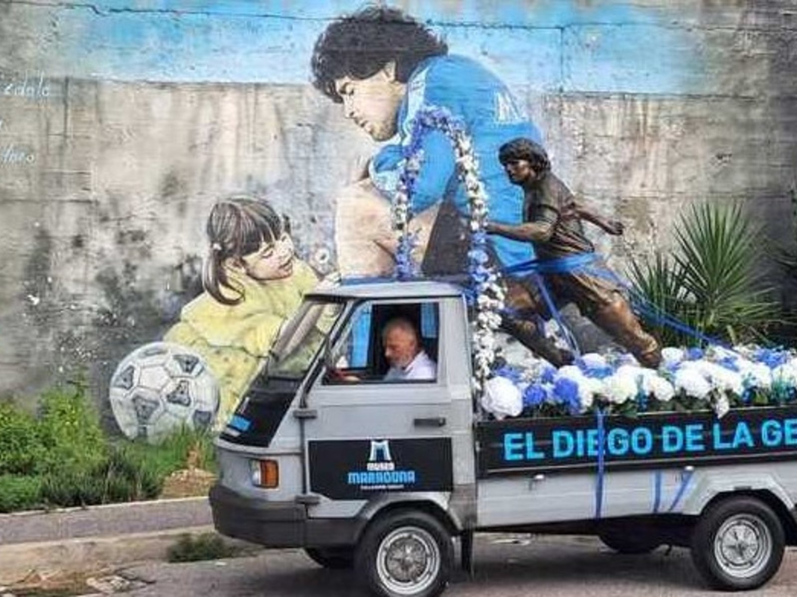 una procesión con la estatua de Diego por las calles de Nápoles en el día de su cumpleaños