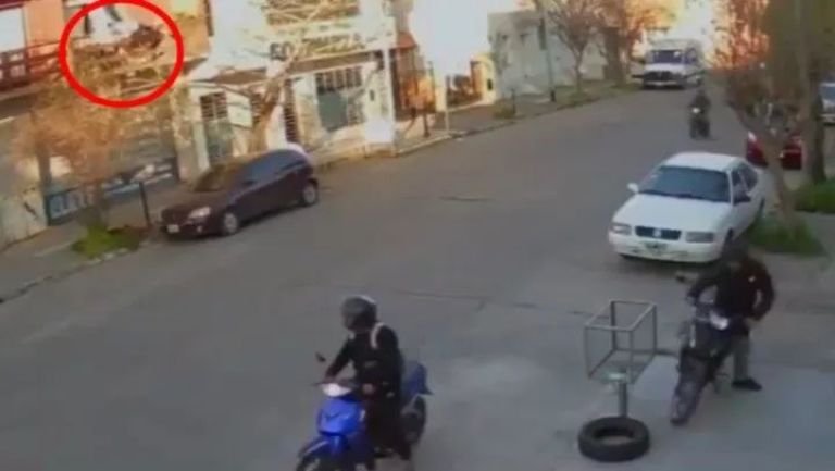 ¡VIDEO! Así se tiró del balcón cuando vio que le robaban la moto: lo evitó, pero al caer se fracturó la cadera