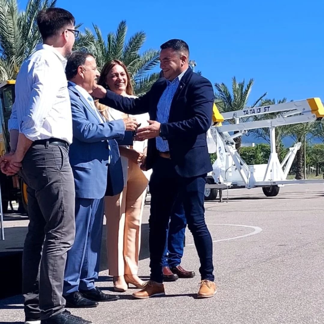 ENTREGA DE MAQUINARIA PARA EL DPTO. INDEPENDENCIA