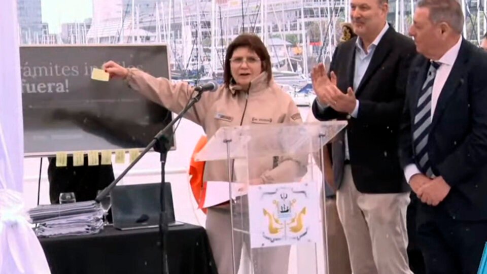 A los botes: Bullrich y Sturzenegger anunciaron la desregulación de la navegación | Con una parodia a Milei