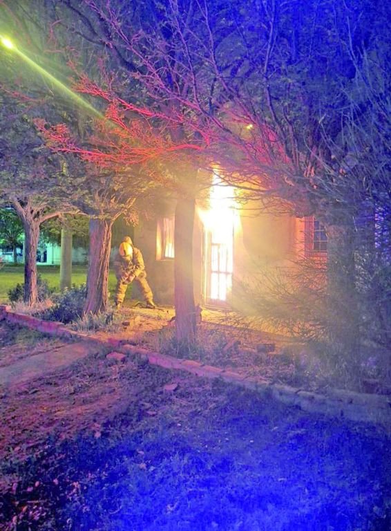 A una mujer se le prendió fuego la moto dentro de su casa mientras dormía