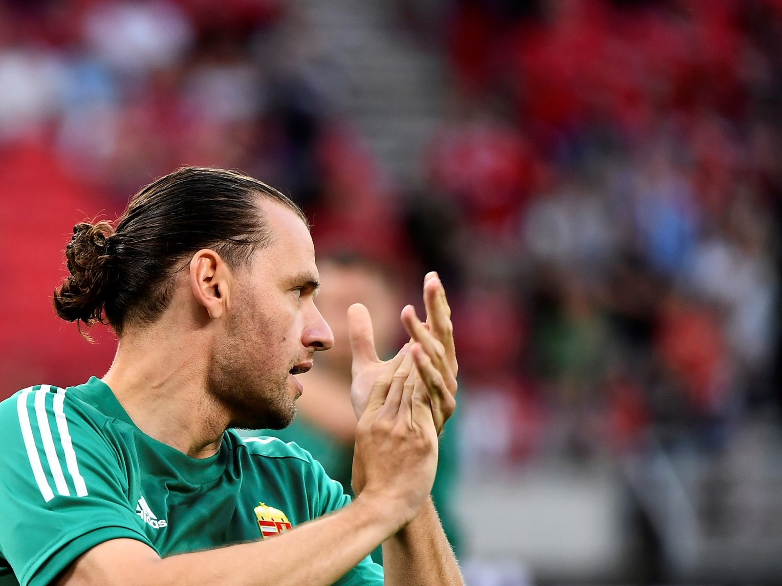 Ádám Szalai, ayudante del DT de Hungría, se desplomó en pleno partido con Países Bajos y fue llevado al hospital