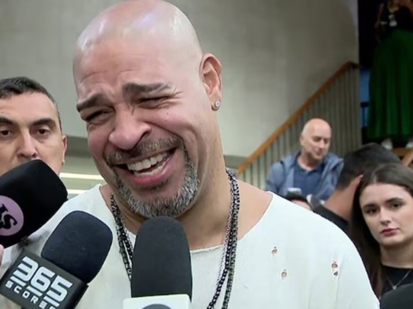 Adriano lloró de emoción en la presentación de su autobiografía y explicó por qué el apodo “Emperador” no aparece en el libro