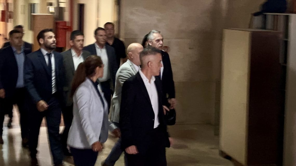 Alberto Fernández se negó a responder preguntas del juez y el fiscal y presentó un escrito