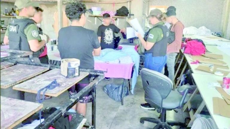 Allanan taller textil y rescatan a 17 personas explotadas laboralmente