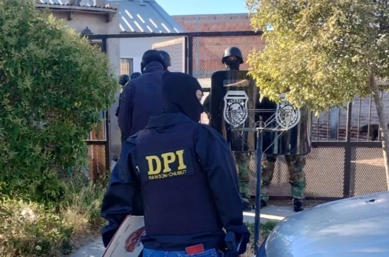 Allanaron a sospechosos de intento de robo en joyería de Rawson y les secuestraron autos, ropa y los celulares