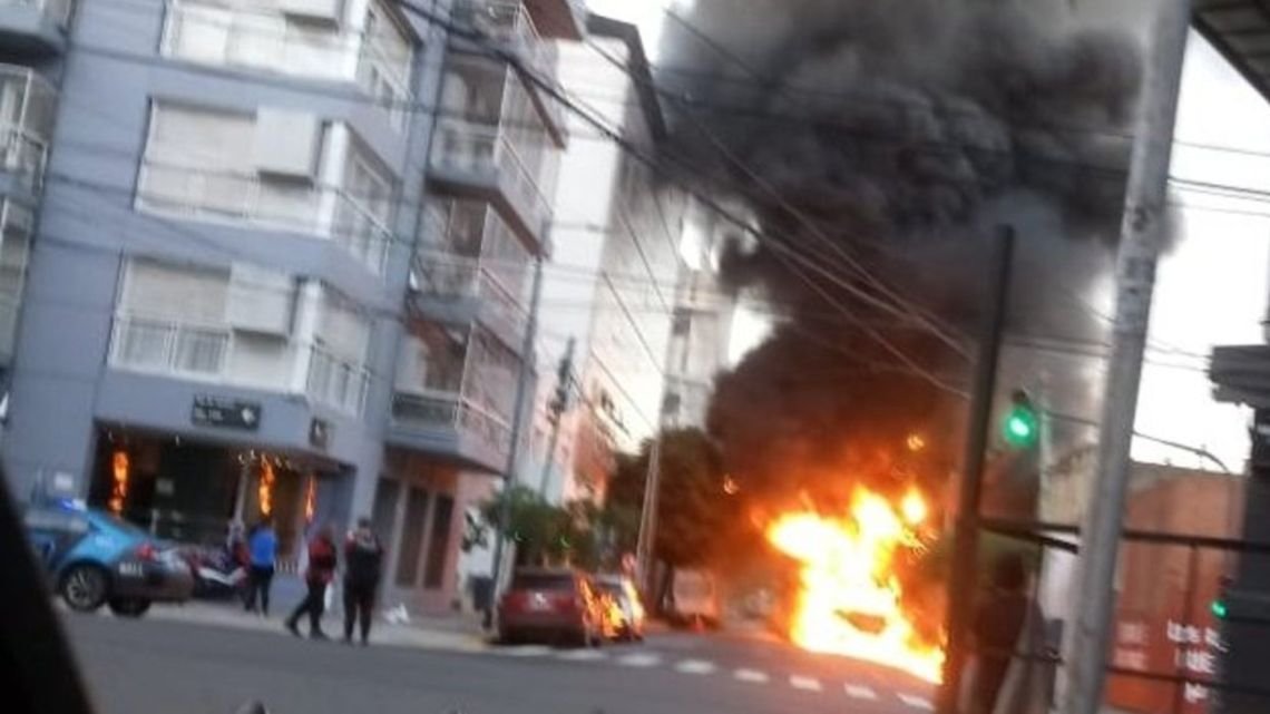 Almagro: un colectivo con pasajeros se incendió y el fuego alcanzó a una ambulancia