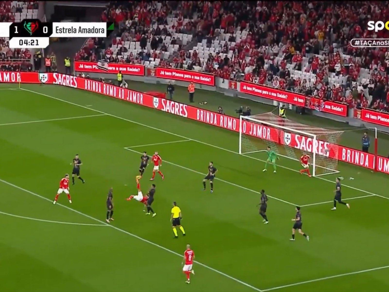 Ángel Di María metió un hat-trick con una chilena espectacular incluida en la goleada de Benfica en la Copa de Portugal