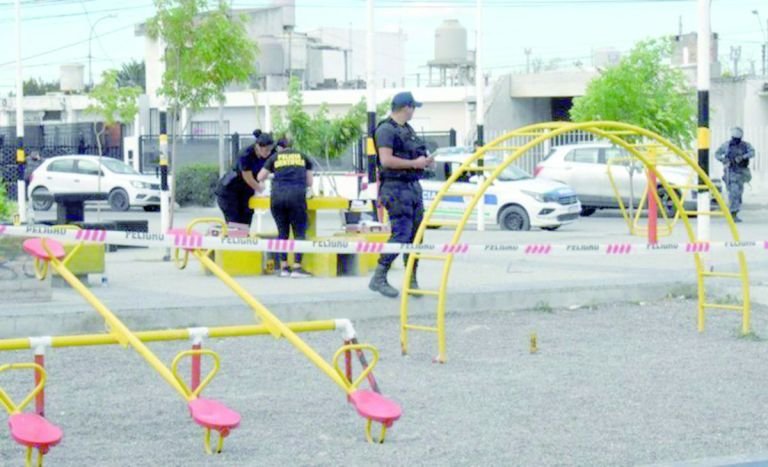 Asesinan a un hombre en Madryn en una plaza de juegos infantiles