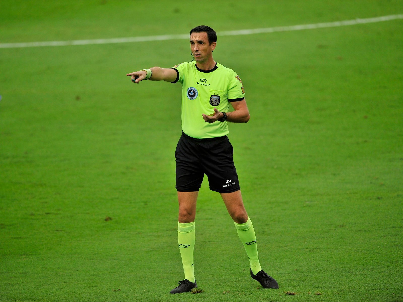 Así fue el polémico arbitraje de Pablo Dóvalo en la derrota de Barracas Central, el equipo de Chiqui Tapia, ante Racing