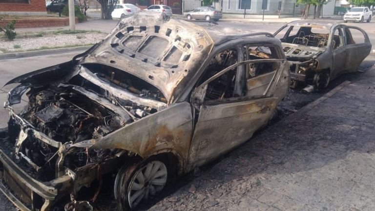 Ataque incendiario destruyó tres vehículos en el centro de Madryn