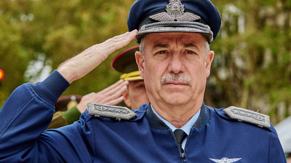 Avión para uso personal y denuncias de acoso: el prontuario de Fernando Mengo | El reciente jefe de la Fuerza Aérea quedó desafectado