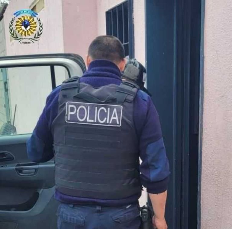Bajó del Uber pero antes le arrebató el teléfono celular al chofer: terminó preso