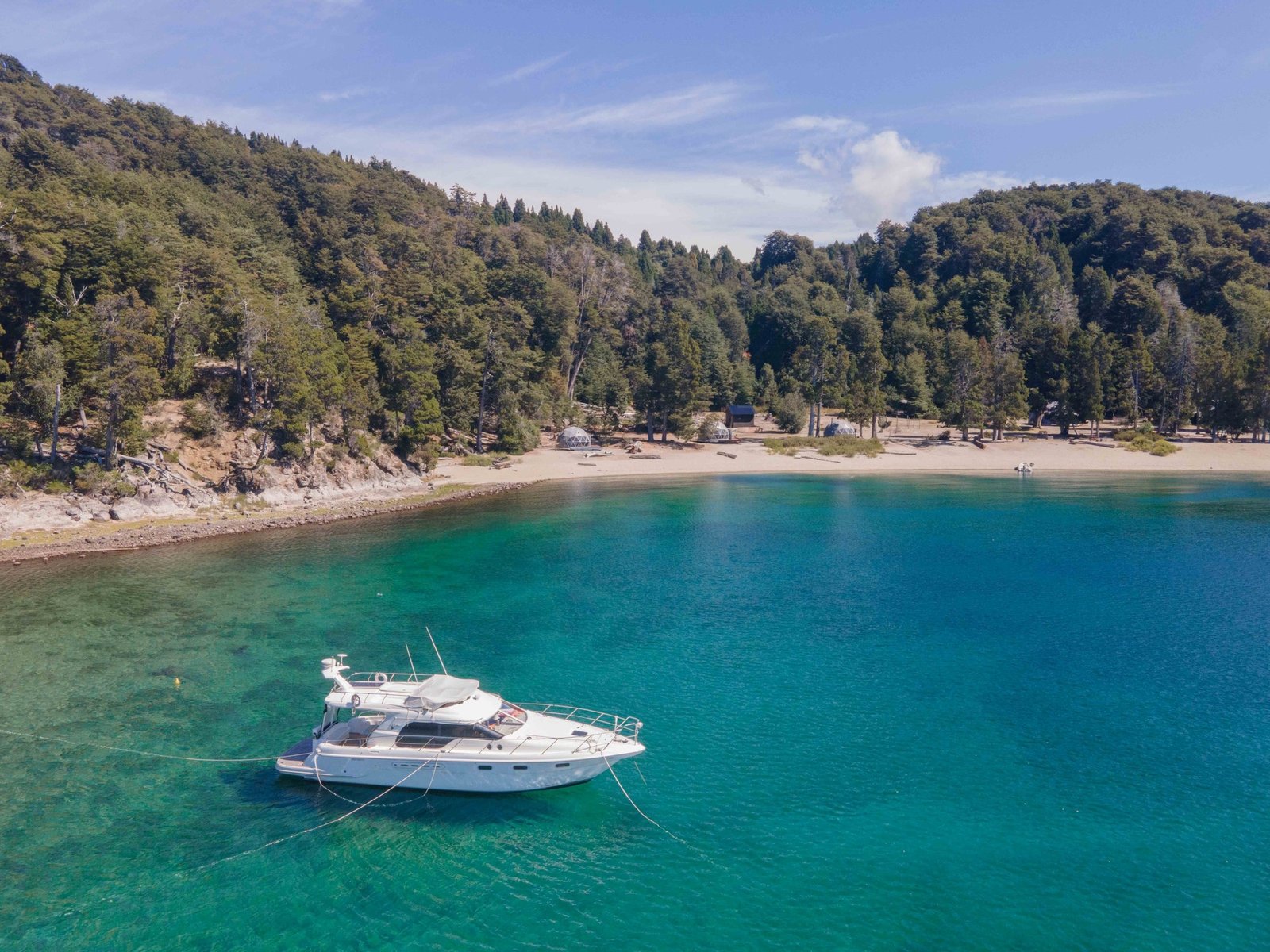 Bariloche se reinventa con una excursión inédita y domos en el bosque para dar pelea en un verano difícil