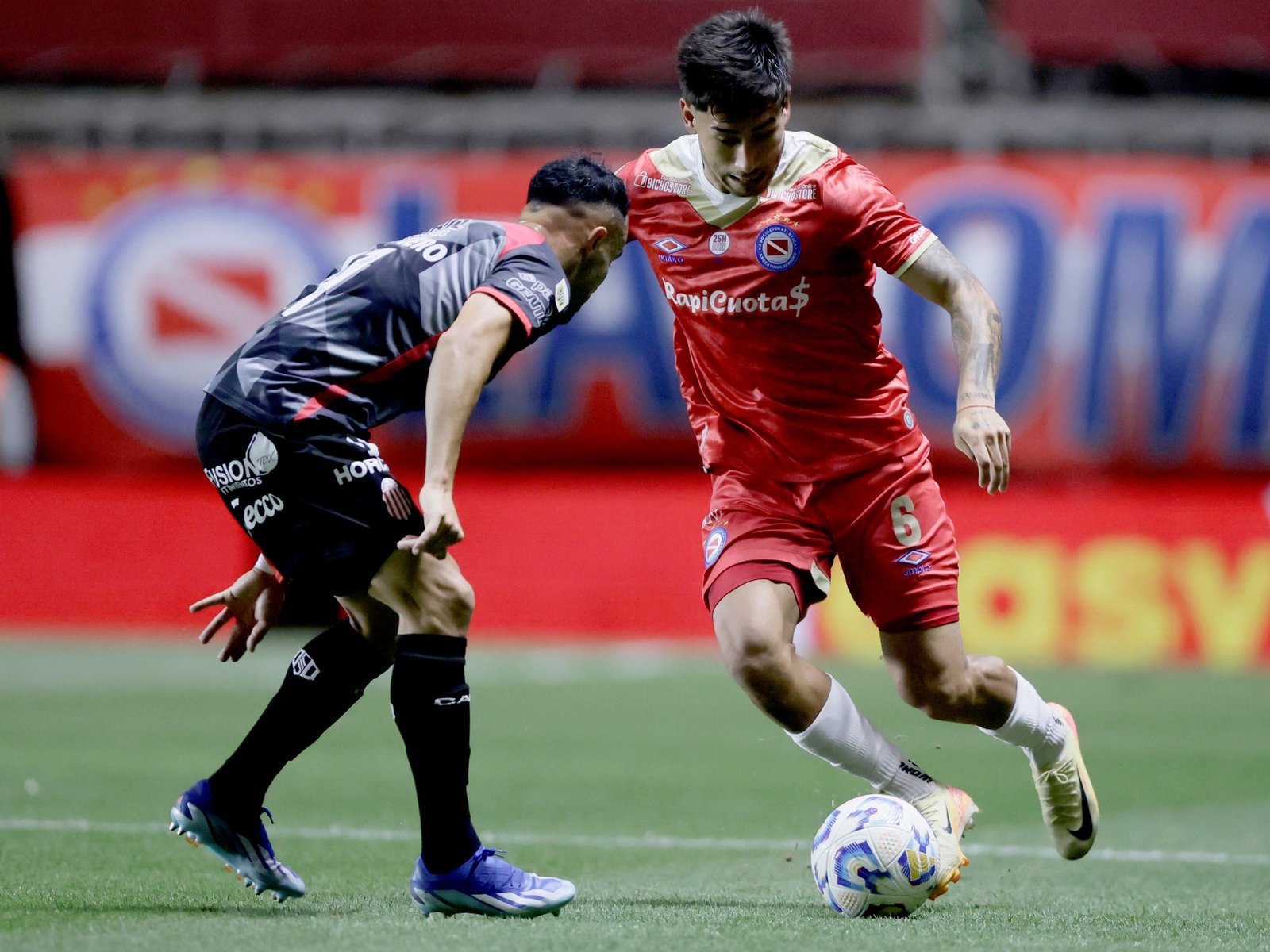 Barracas Central ganó con un polémico arbitraje y Argentinos Juniors se fue silbado y con toda la bronca