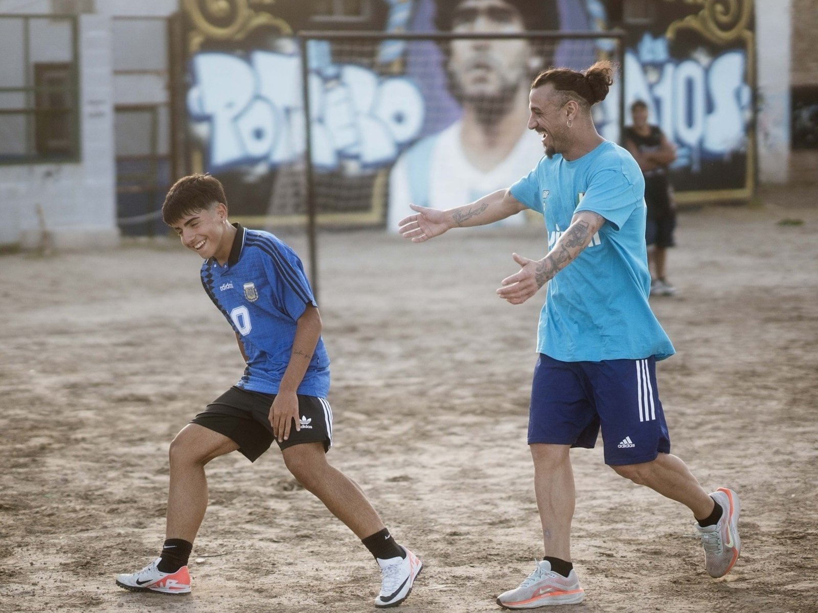 Benjamín Agüero tiró paredes con Daniel Osvaldo en el potrero donde nació Diego