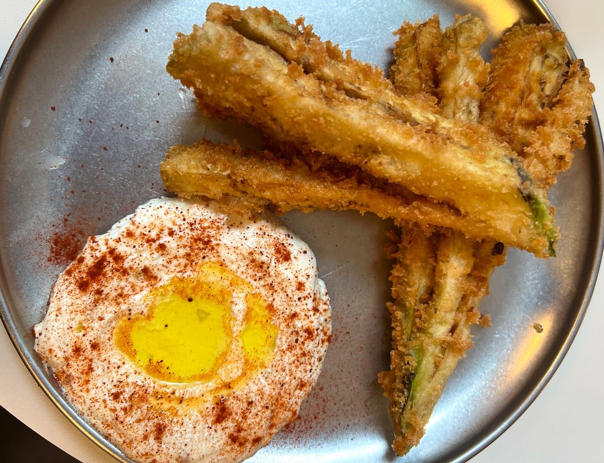 Berenjena empanada con salsa de yogur y feta | El Comidista | Gastronomía