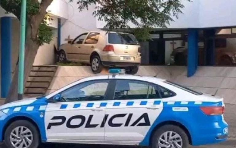 Borracho perdió control de su auto y chocó con una comisaría