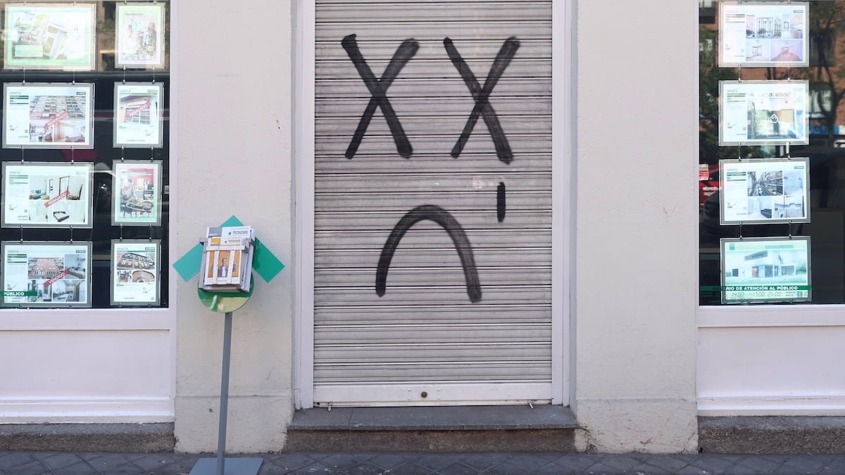 “Buitres” contra “okupas”: así es la guerra de ideas y consignas en plena crisis de la vivienda | España