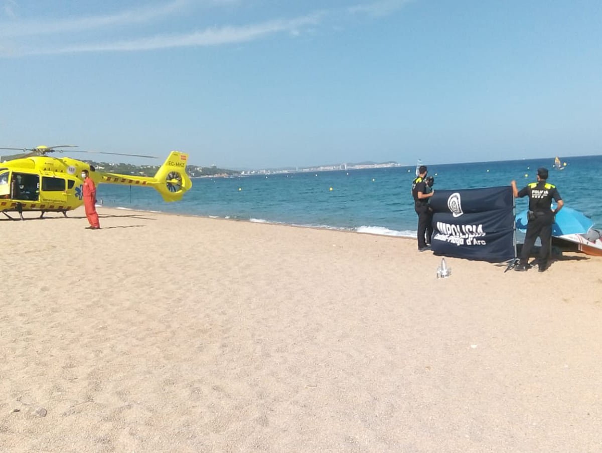 Buscan por tierra, mar y aire a un hombre que cayó ayer al agua en Platja d’Aro al intentar rescatar a su perro | Noticias de Cataluña