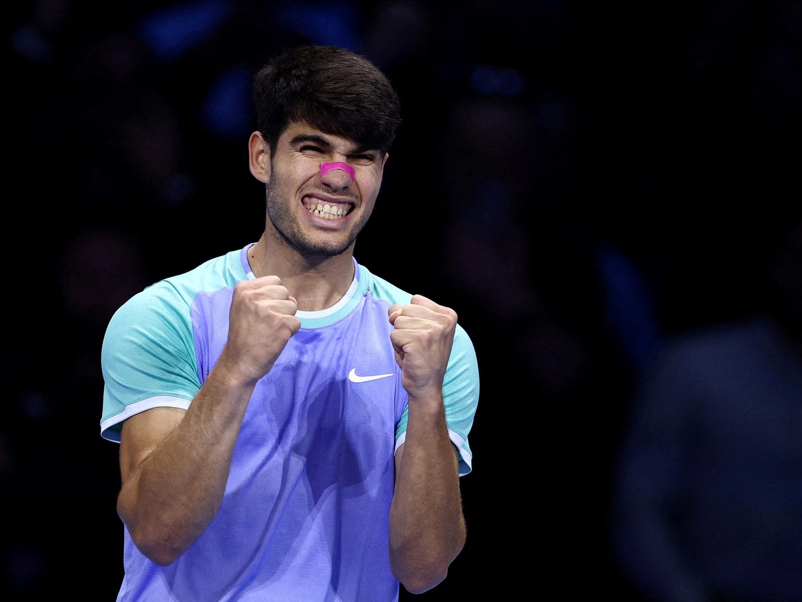 Carlos Alcaraz se recuperó a tiempo del virus estomacal y venció al ruso Rublev para soñar con las semifinales del ATP Finals de Turín